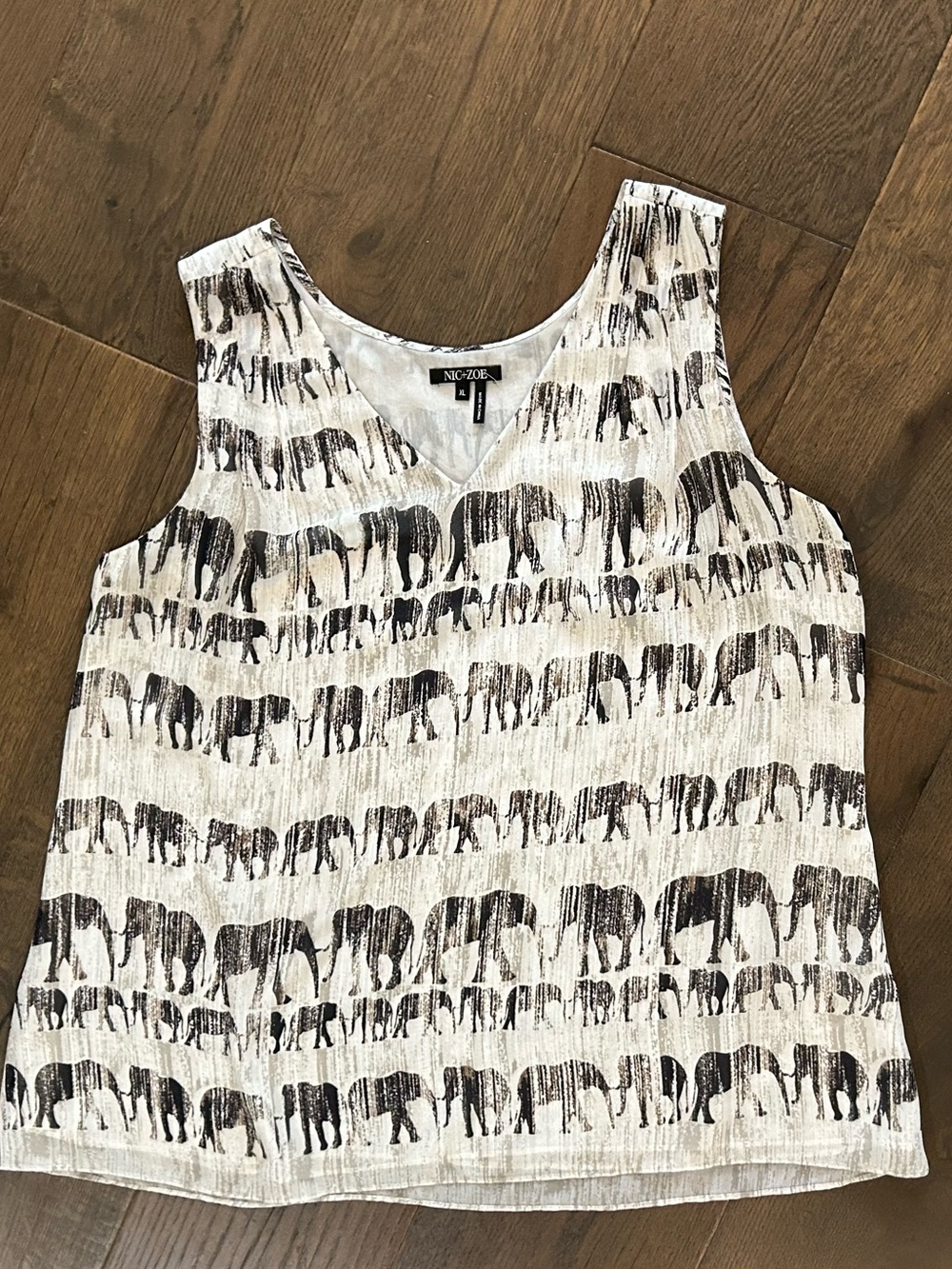 NIC+ZOE V-Neck Elephant Print Tank in White and Black XL
